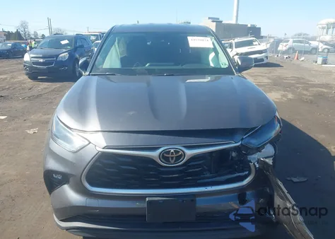 2021 Toyota Highlander Le z USA, uszkodzony, nr VIN 5TDBZRBH6MS553583